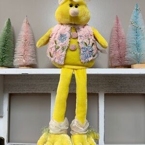 Yellow chick shelf sitter